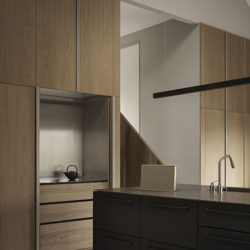 Bang & Olufsen Beosound Level - Portable Multiroom Wi-Fi Speaker, Gold Tone Alu/Light Oak - Image 4